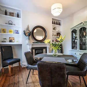 pass-the-keys-wonderful-3br-townhouse-top-location-cafes.belfasthotelsireland.com/